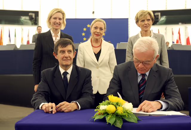 Fotografie 8: Formal signing of legislation on Galileo, Europe's Global Satellite Navigation System..