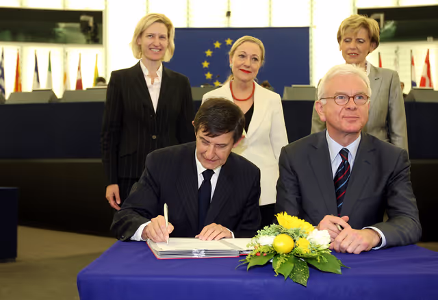 Fotografie 9: Formal signing of legislation on Galileo, Europe's Global Satellite Navigation System..
