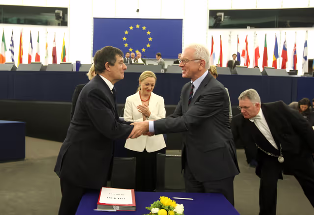 Fotografie 7: Formal signing of legislation on Galileo, Europe's Global Satellite Navigation System..