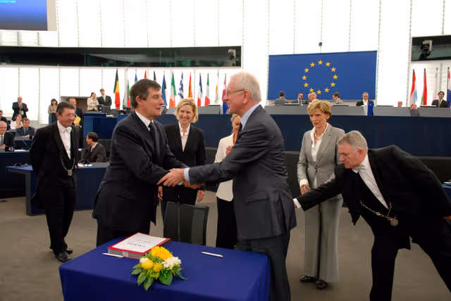 Fotografie 6: Formal signing of legislation on Galileo, Europe's Global Satellite Navigation System..
