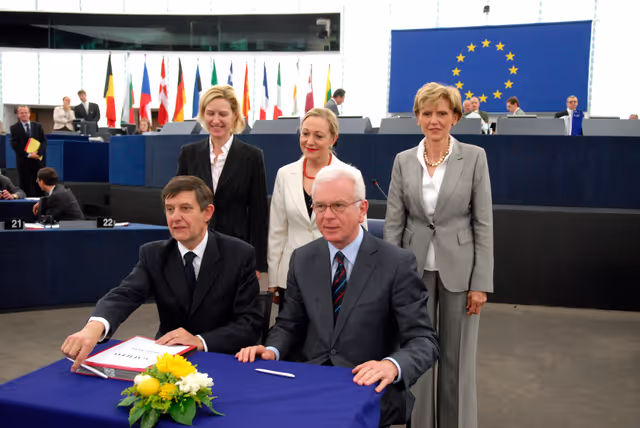Fotografie 2: Formal signing of legislation on Galileo, Europe's Global Satellite Navigation System..