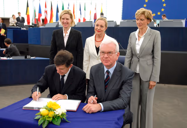 Fotografie 3: Formal signing of legislation on Galileo, Europe's Global Satellite Navigation System..