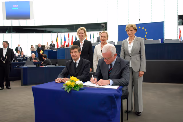 Fotografie 4: Formal signing of legislation on Galileo, Europe's Global Satellite Navigation System..
