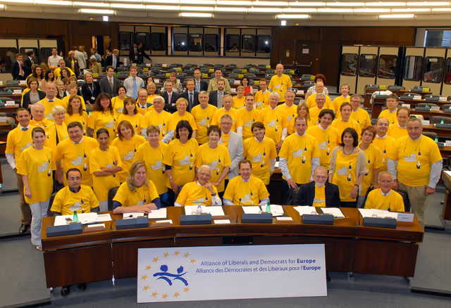 Foto 5: ALDE action: How many politicians does it take to change a lightbulb?