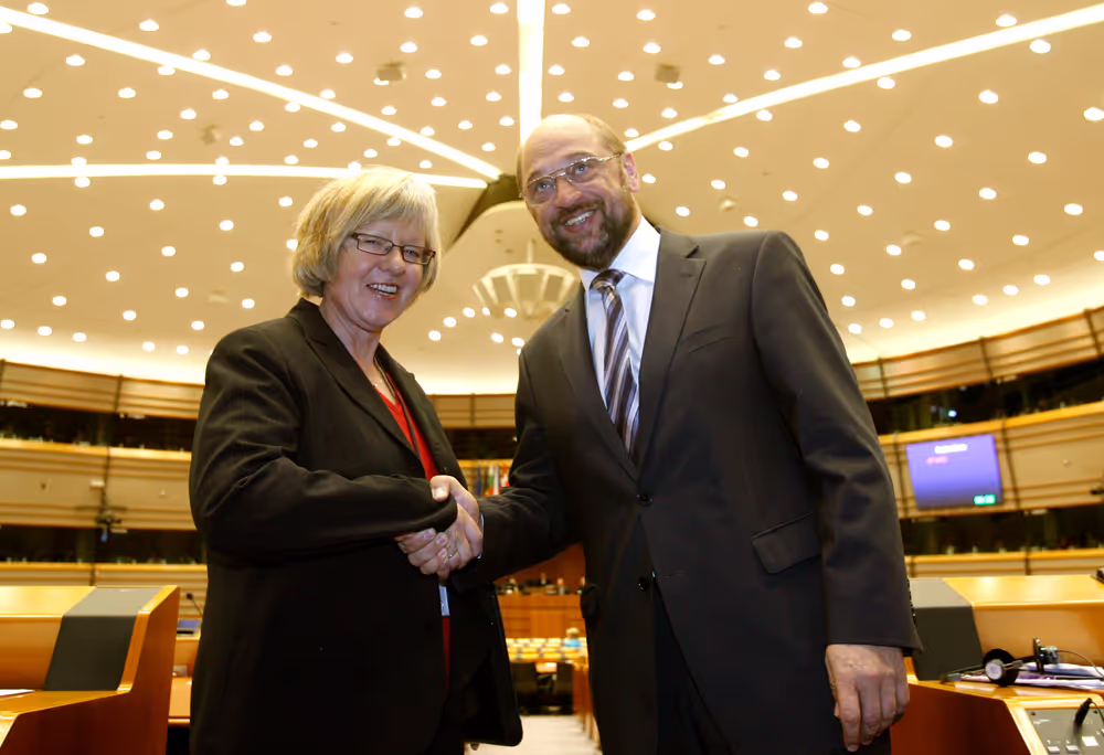 MEPs Ulrike RODUST and Martin SCHULZ shakes hands in the hemicycle in Brussels