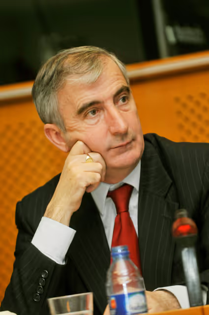 Foto 1: Gay MITCHELL in a meeting at the EP in Brussels.