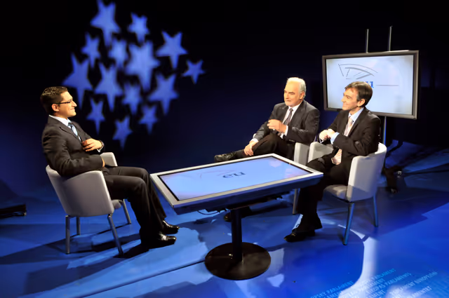 Fotografie 4: television interview with MEPs at the EP in Brussels.