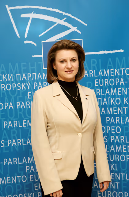 Foto 33: Portrait of Silvia-Adriana TICAU at the EP in Brussels