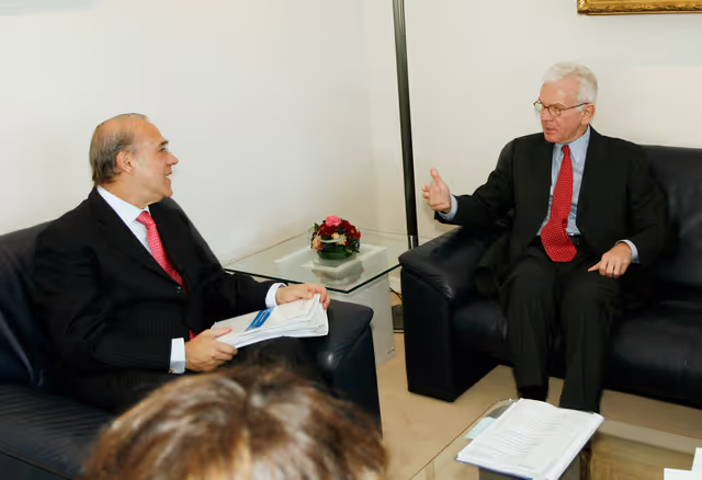 Fotografia 2: Hans Gert POETTERING - EP President meets with Angel GURRIA, OECD Secretary-General, in Brussels