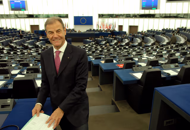 Fotografi 1: MEP Hubert PIRKER in Strasbourg