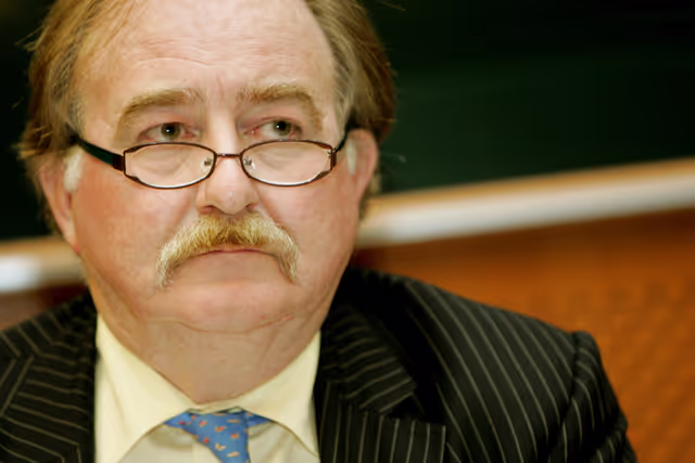 Φωτογραφία 2: MEP Christopher BEAZLEY attends a meeting in Brussels