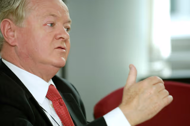 Billede 2: MEP Jim HIGGINS attends a meeting in Brussels