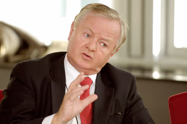 Billede 5: MEP Jim HIGGINS attends a meeting in Brussels