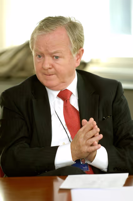 Billede 4: MEP Jim HIGGINS attends a meeting in Brussels