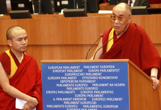 Foto 45: Plenary session in Brussels - His Holiness the XIVth Dalai Lama adresses a formal sitting