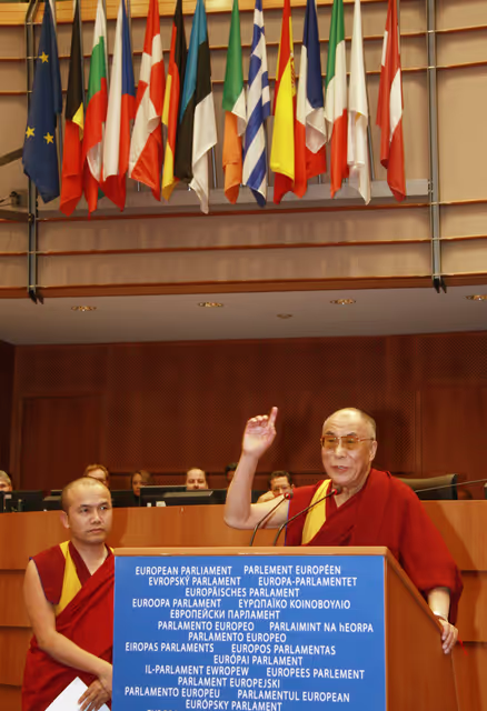 Foto 46: Plenary session in Brussels - His Holiness the XIVth Dalai Lama adresses a formal sitting