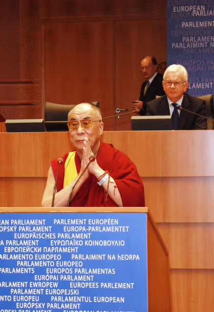 Foto 49: Plenary session in Brussels - His Holiness the XIVth Dalai Lama adresses a formal sitting