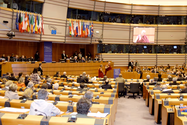Foto 35: Plenary session in Brussels - His Holiness the XIVth Dalai Lama adresses a formal sitting