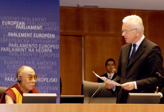 Foto 38: Plenary session in Brussels - His Holiness the XIVth Dalai Lama adresses a formal sitting