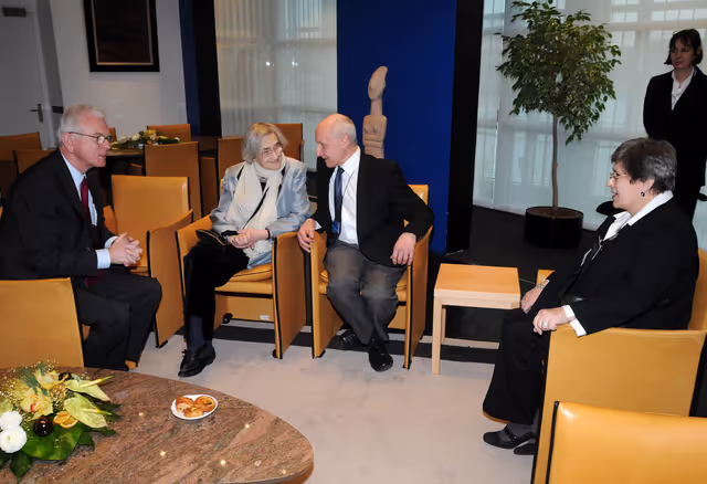 Снимка 3: Hans-Gert Pöttering, EP President, meets with Elena Bonner-Sakharov, widow of Andrei Sakharov, on the 20th anniversary of the Sakharov Prize