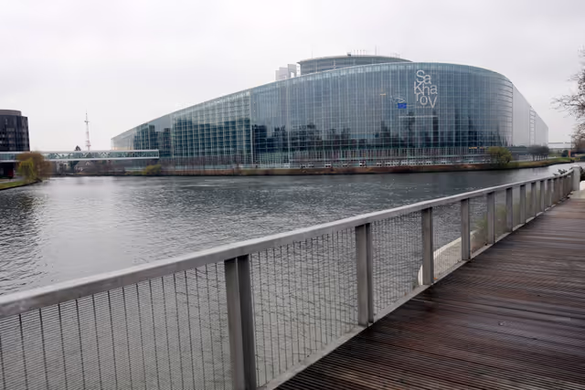 Снимка 1: Outside view on the European Parliament building Louise Weiss in Strasbourg - LOW