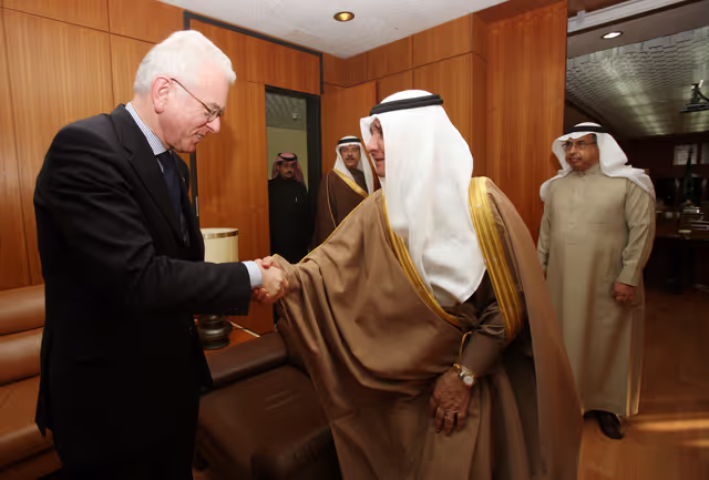 Foto 15: Hans-Gert POETTERING, EP President, makes an official visit in Saudi Arabia - EP President with Shurah Chariman Dr. Abdulaziz Al Mana at the Shura in Riyadh