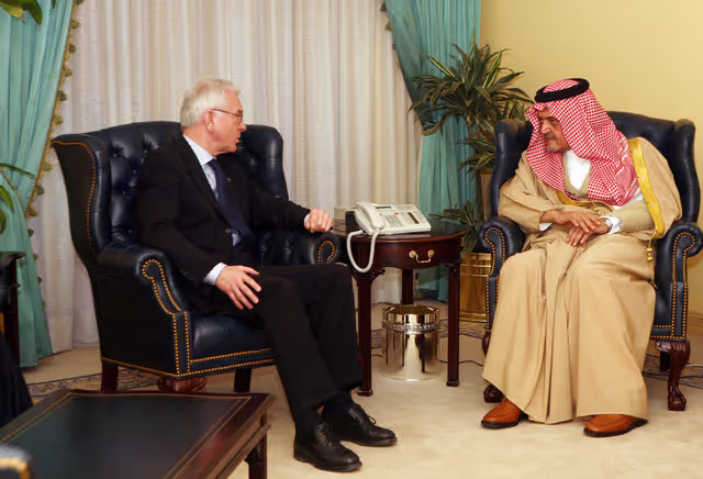 Foto 3: Hans-Gert POETTERING, EP President, makes an official visit in Saudi Arabia - EP President during a meeting with the Saudi Minister of Foreign Affairs, H.R.H. Prince Saud Al-Faisal  at his office in Riyadh, Saudi Arabia