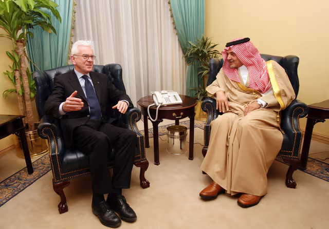 Foto 5: Hans-Gert POETTERING, EP President, makes an official visit in Saudi Arabia - EP President during a meeting with the Saudi Minister of Foreign Affairs, H.R.H. Prince Saud Al-Faisal  at his office in Riyadh, Saudi Arabia