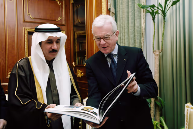 Foto 16: Hans-Gert POETTERING, EP President, makes an official visit in Saudi Arabia - EP President with Shurah Chariman Dr. Abdulaziz Al Mana at the Shura in Riyadh