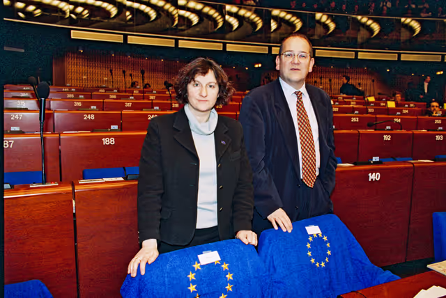Billede 3: Plenary session in Strasbourg - British MEPs with towels representing the European flag