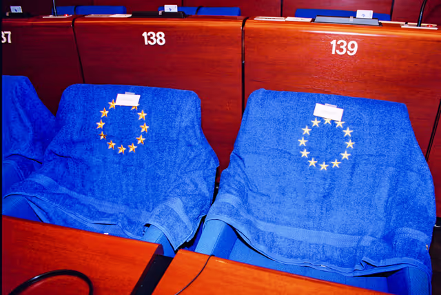 Billede 4: Plenary session in Strasbourg - British MEPs with towels representing the European flag
