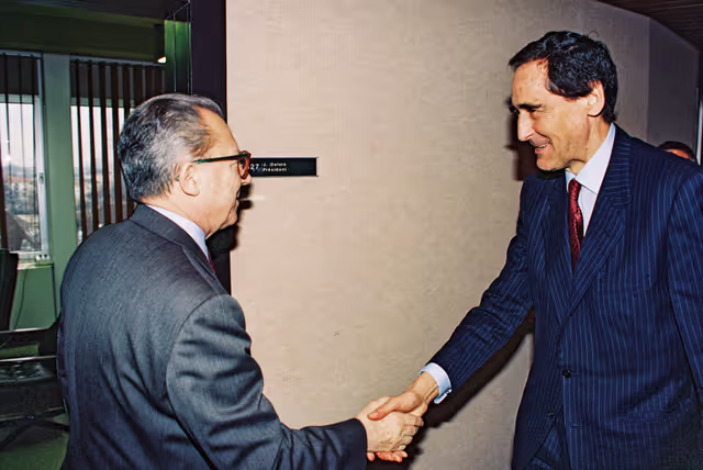 Fotografia 5: Outgoing EC President Jacques DELORS meets with a visitor in Strasbourg