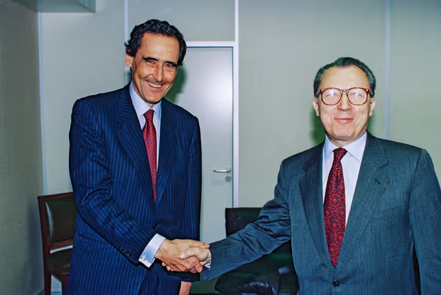 Fotografia 1: Outgoing EC President Jacques DELORS meets with a visitor in Strasbourg