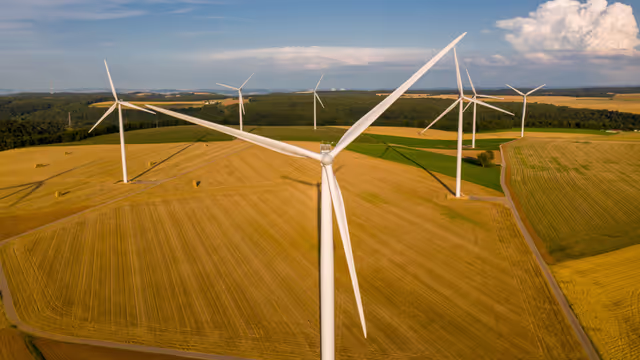 Foto 5: Aerial view of wind turbines in Ottange, Northeastern France