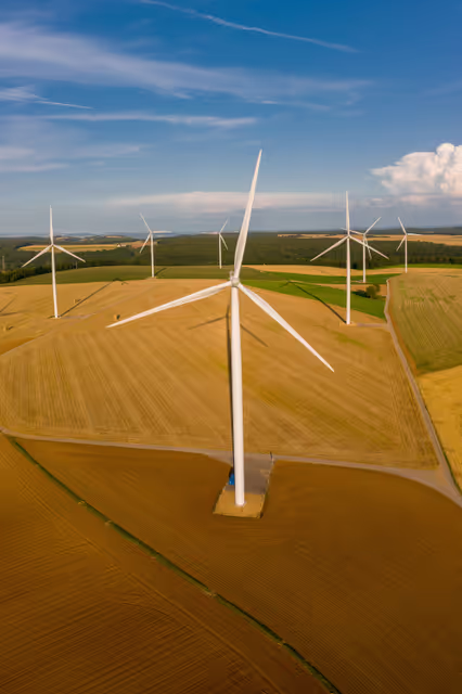 Foto 4: Aerial view of wind turbines in Ottange, Northeastern France