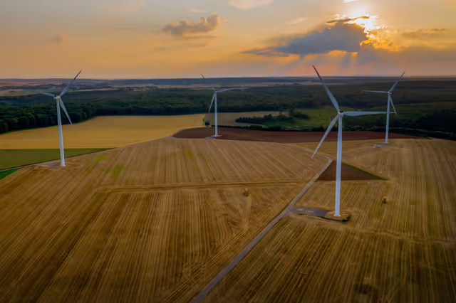 Foto 3: Aerial view of wind turbines in Ottange, Northeastern France