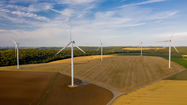 Foto 1: Aerial view of wind turbines in Ottange, Northeastern France