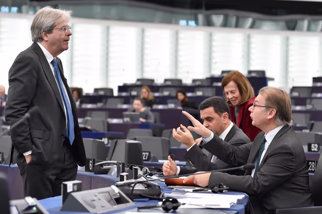 Φωτογραφία 12: EP Plenary session - Council and Commission statements - Review of the economic governance framework