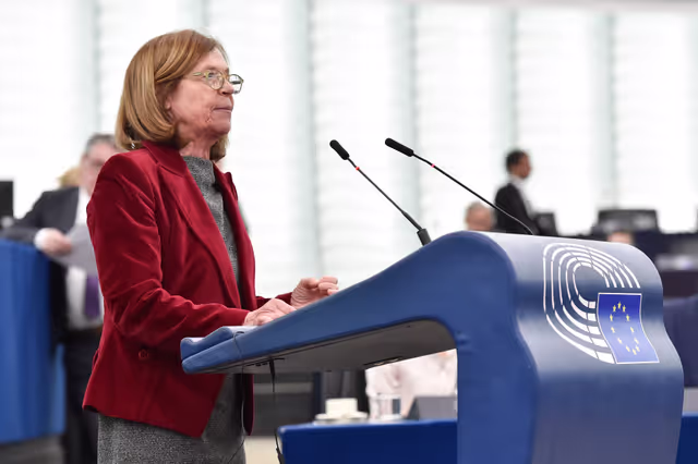 Φωτογραφία 8: EP Plenary session - Council and Commission statements - Review of the economic governance framework