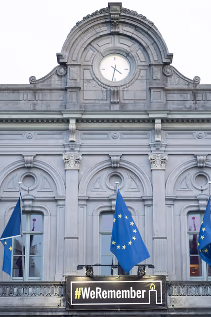 Fotografia 10: International Holocaust Remembrance Day WeRemember banner outside the EP headquarters in Brussels