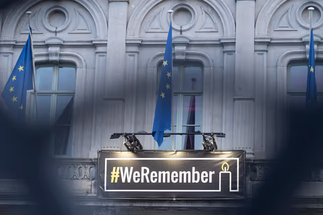 Fotografia 8: International Holocaust Remembrance Day WeRemember banner outside the EP headquarters in Brussels