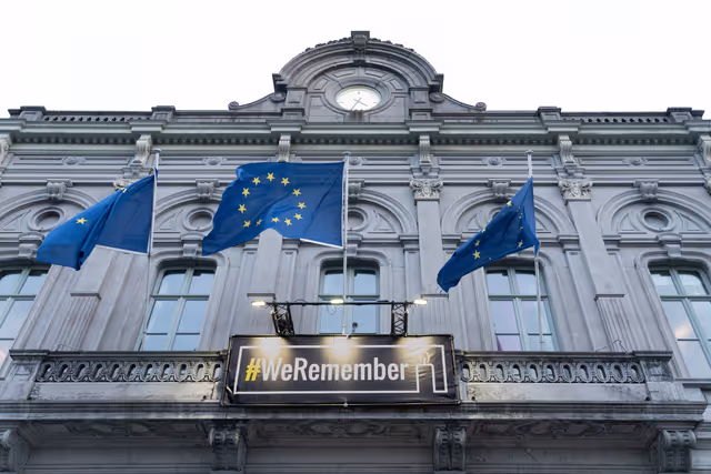 Fotografia 6: International Holocaust Remembrance Day WeRemember banner outside the EP headquarters in Brussels