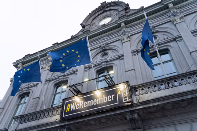 Fotografia 7: International Holocaust Remembrance Day WeRemember banner outside the EP headquarters in Brussels