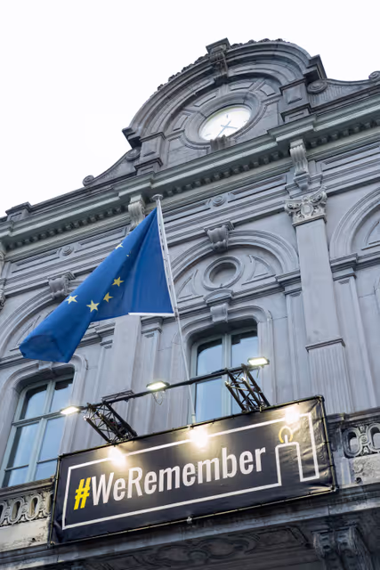 Fotografia 5: International Holocaust Remembrance Day WeRemember banner outside the EP headquarters in Brussels