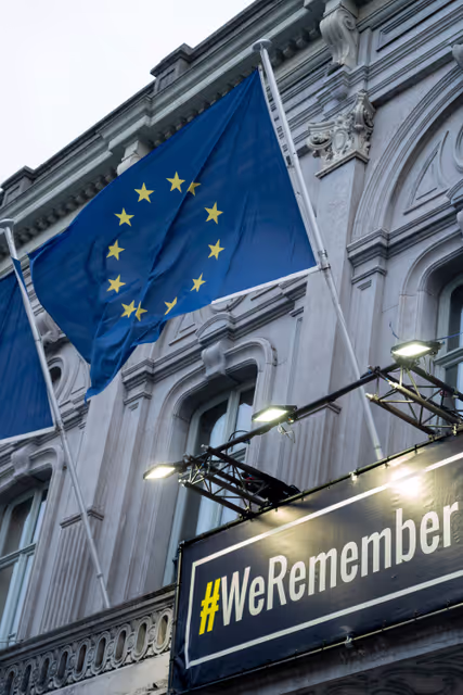 Fotografia 1: International Holocaust Remembrance Day WeRemember banner outside the EP headquarters in Brussels