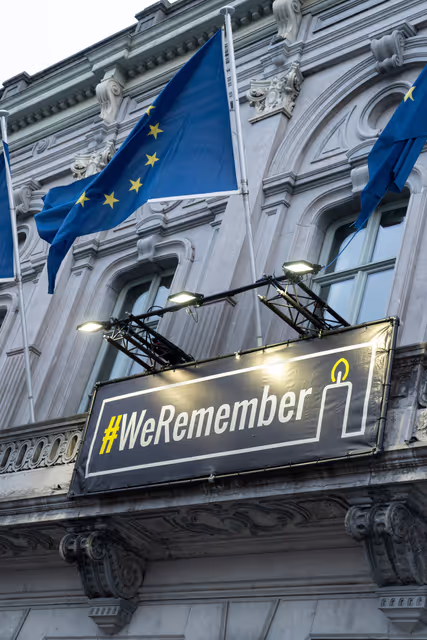 Fotografia 2: International Holocaust Remembrance Day WeRemember banner outside the EP headquarters in Brussels