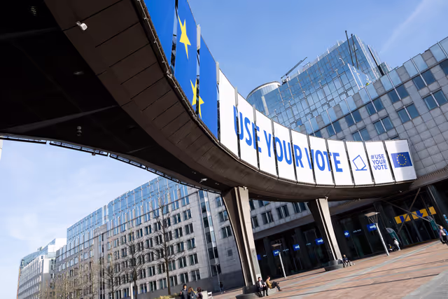 Photo 9: 2024 European elections campaign banner on the Agora Simone Veil of the European Parliament in Brussels