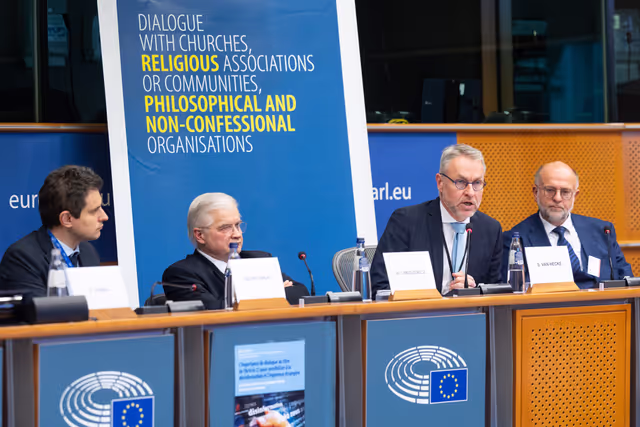 Photo 30: Article 17 TFEU - The importance of the Article 17 dialogue for raising awareness against disinformation and foreign interference as well as for achieving a high turnout at the European elections