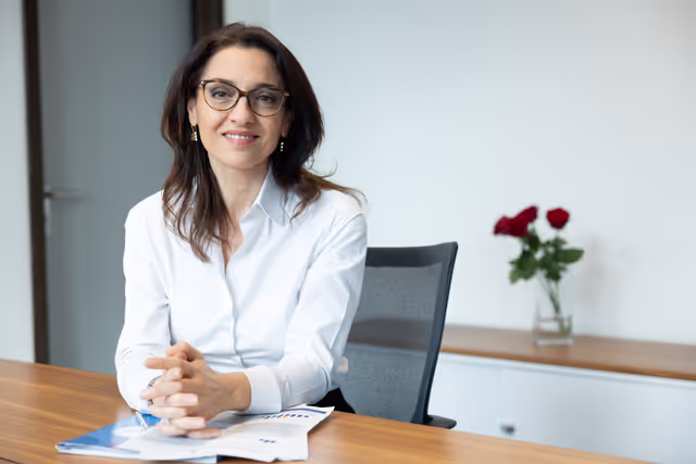 Fotogrāfija 10: Irene TINAGLI in her office in Brussels