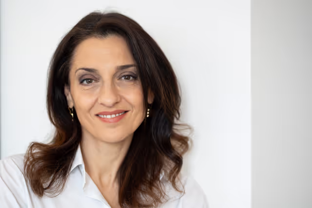 Fotogrāfija 8: Irene TINAGLI in her office in Brussels